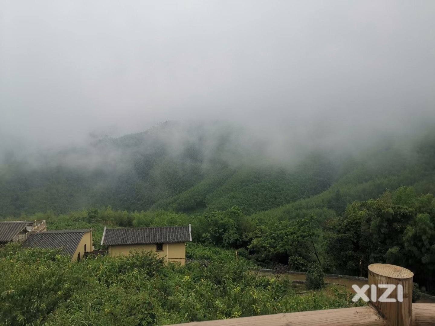山林深处有小屋晨曦