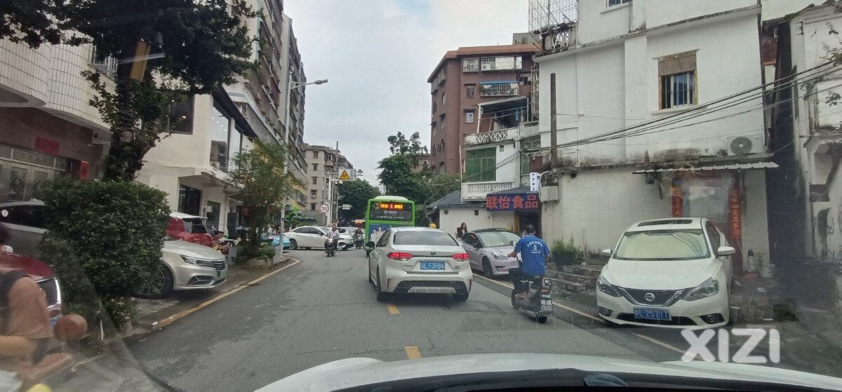 要不，把这条路封了直接改成停车场好了