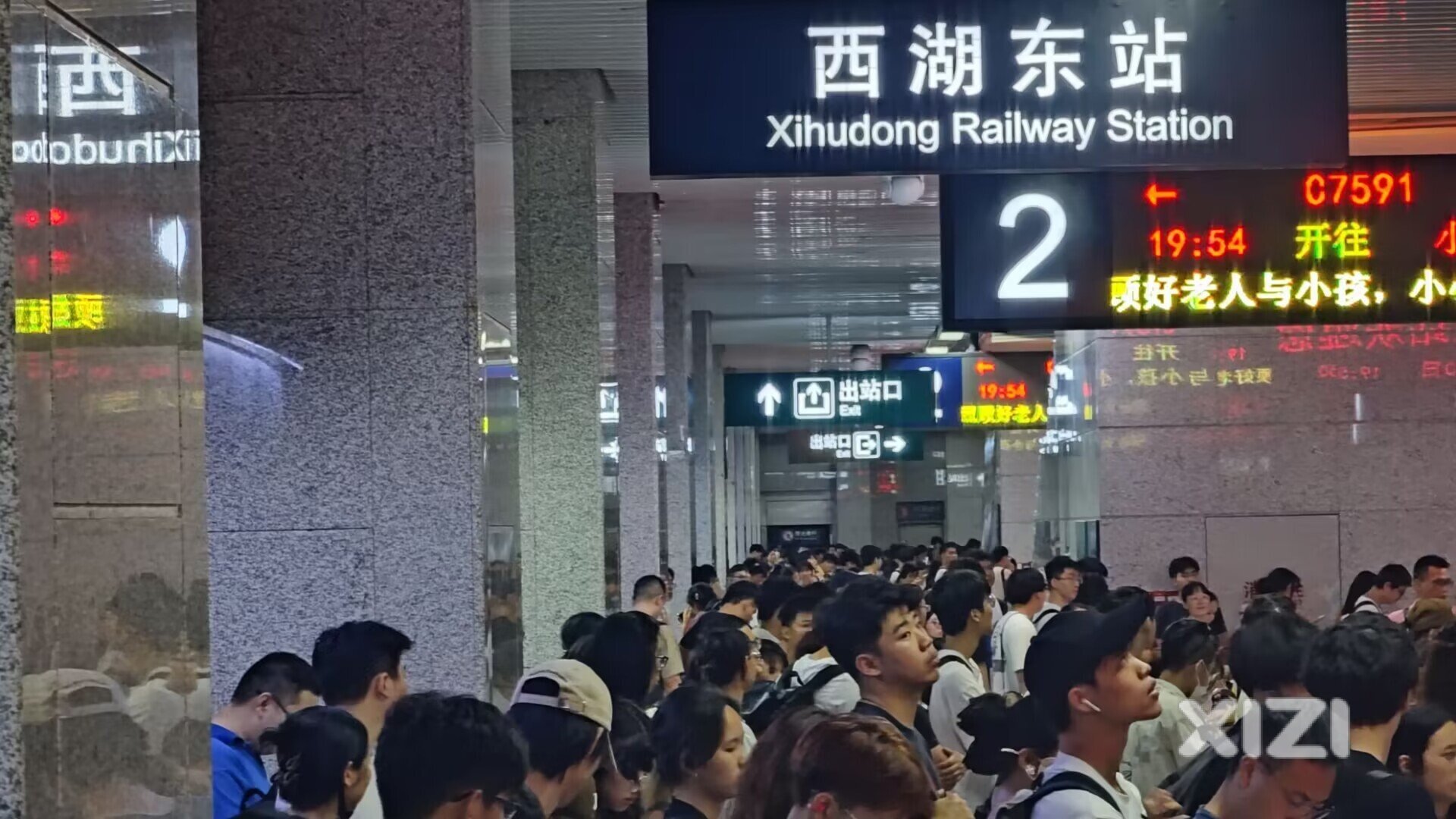 现在椅子都没得做咯[左看右看]