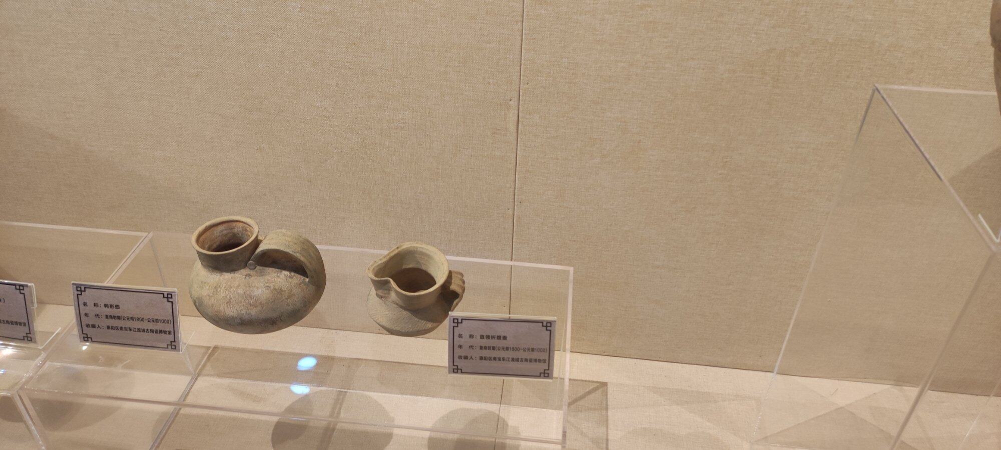 图书馆里面的私人古董收藏展。