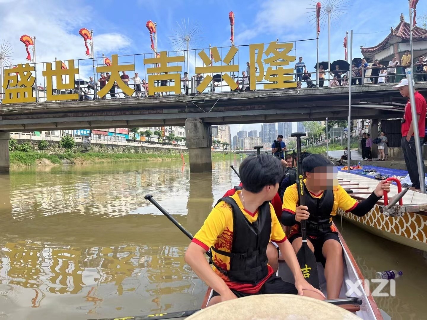 惠东吉隆龙舟赛，今日下午3点举行，吉隆河中心桥，吉隆对铁涌队