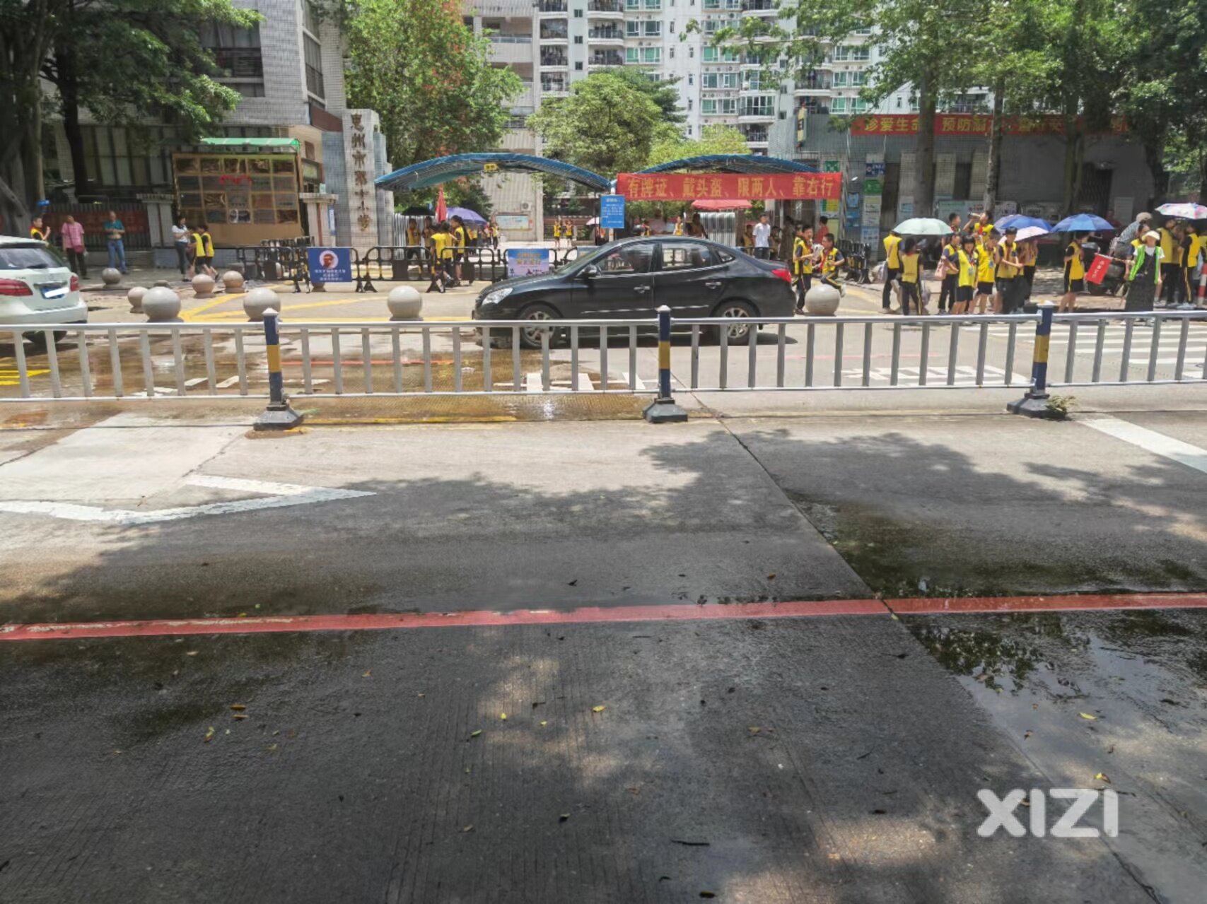 惠州市第十小学门口道路漏水两月未修复