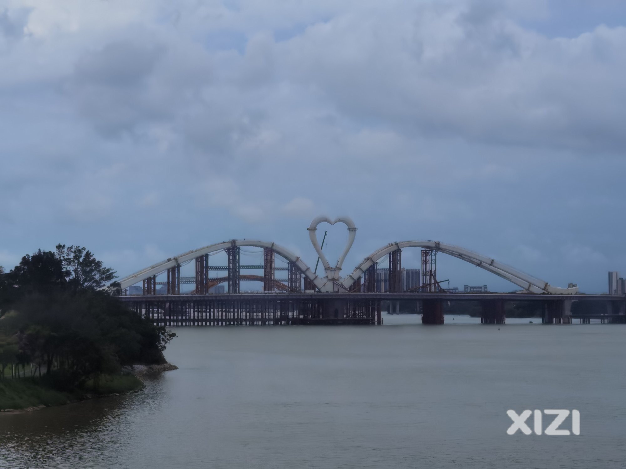 新建的鹅城大桥有步行道吗
