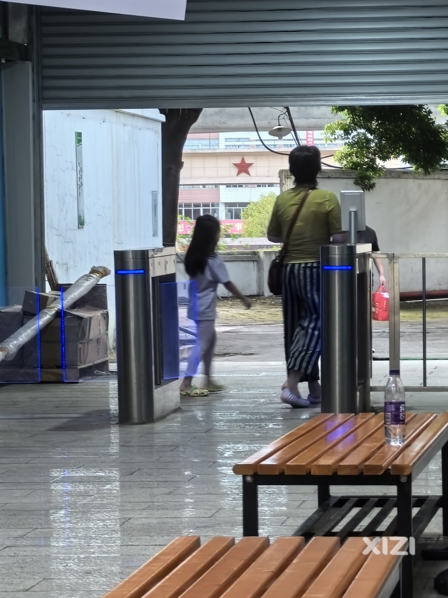 游泳馆奶奶当众给四五岁小女孩换衣服