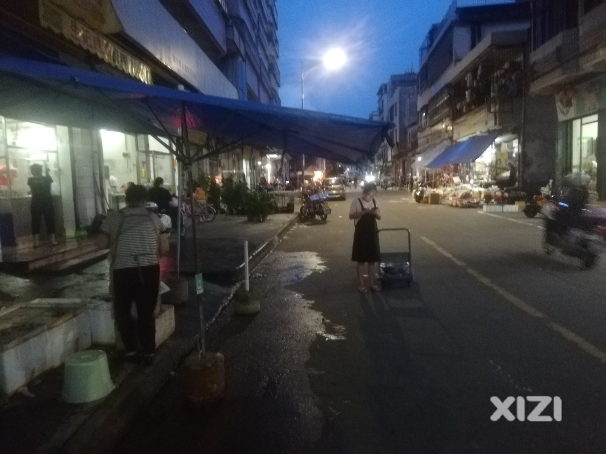 平山街道园岭路雨棚问题又出现了！