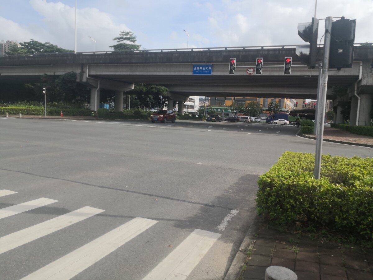 这么诡异的事让我遇到了：看到绿灯车辆开行，被拍照判定为闯红灯
