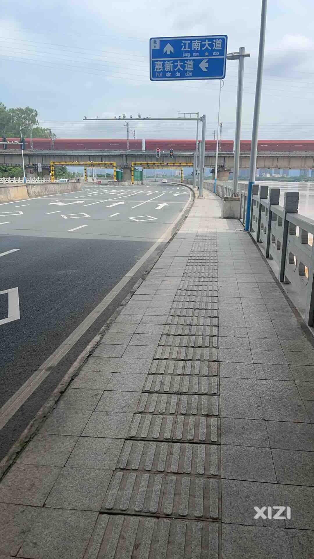 今天在江南大道骑车，爆胎了