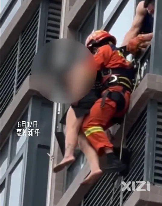 惠州惠阳：一女子因感情纠纷，欲跳楼轻生