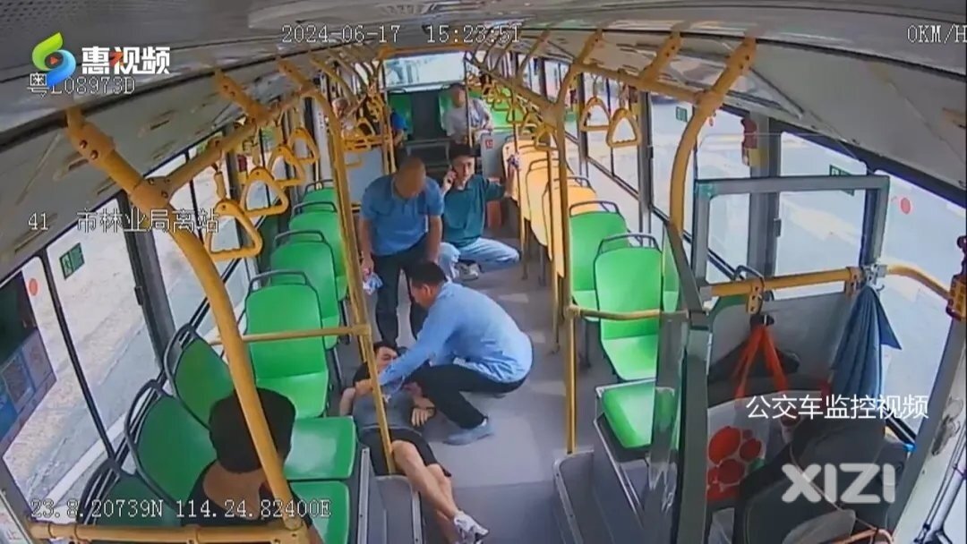 暖心！一男子公交车上突发疾病，幸好遇见他们