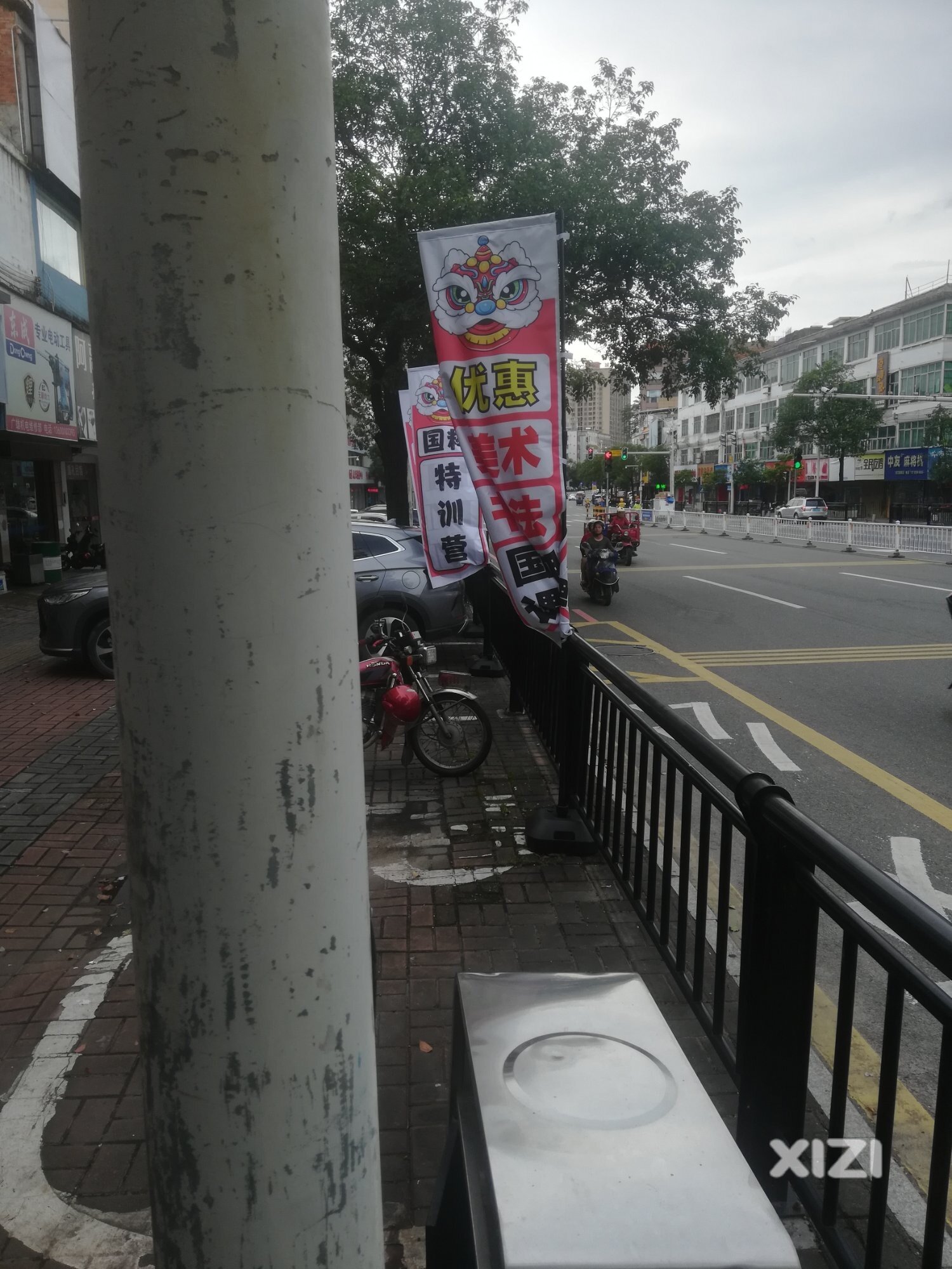 可以这样在路边插旗？