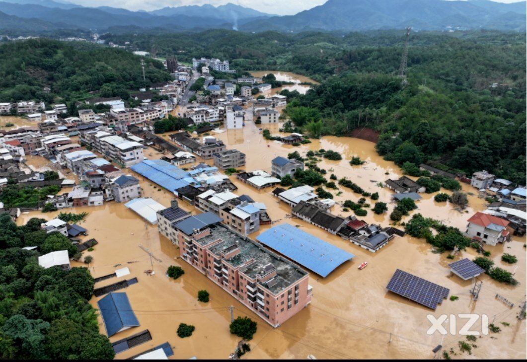 洪水无情人有情 ，一起同心渡难关。