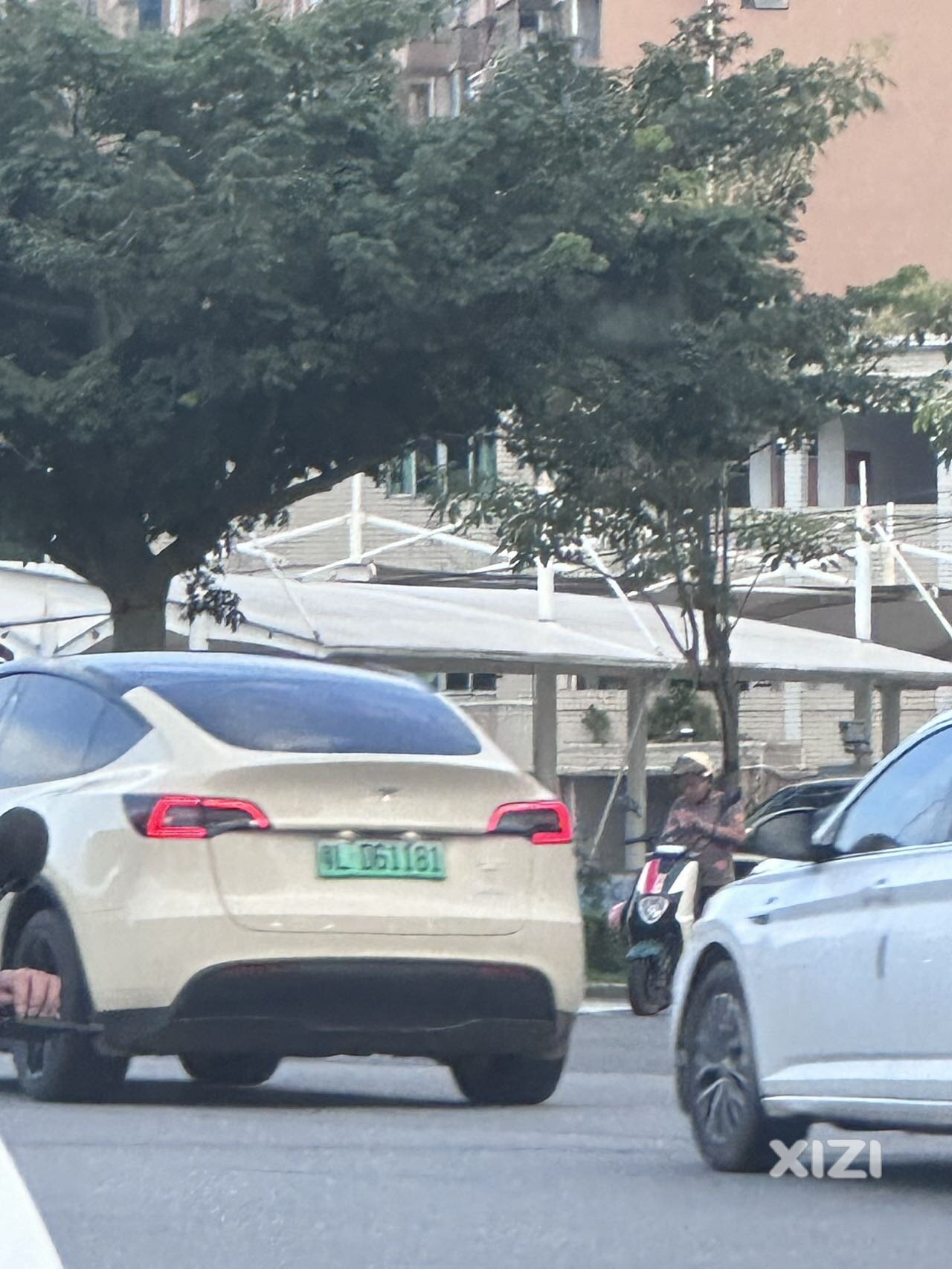 掉头车道插队左转的特斯拉