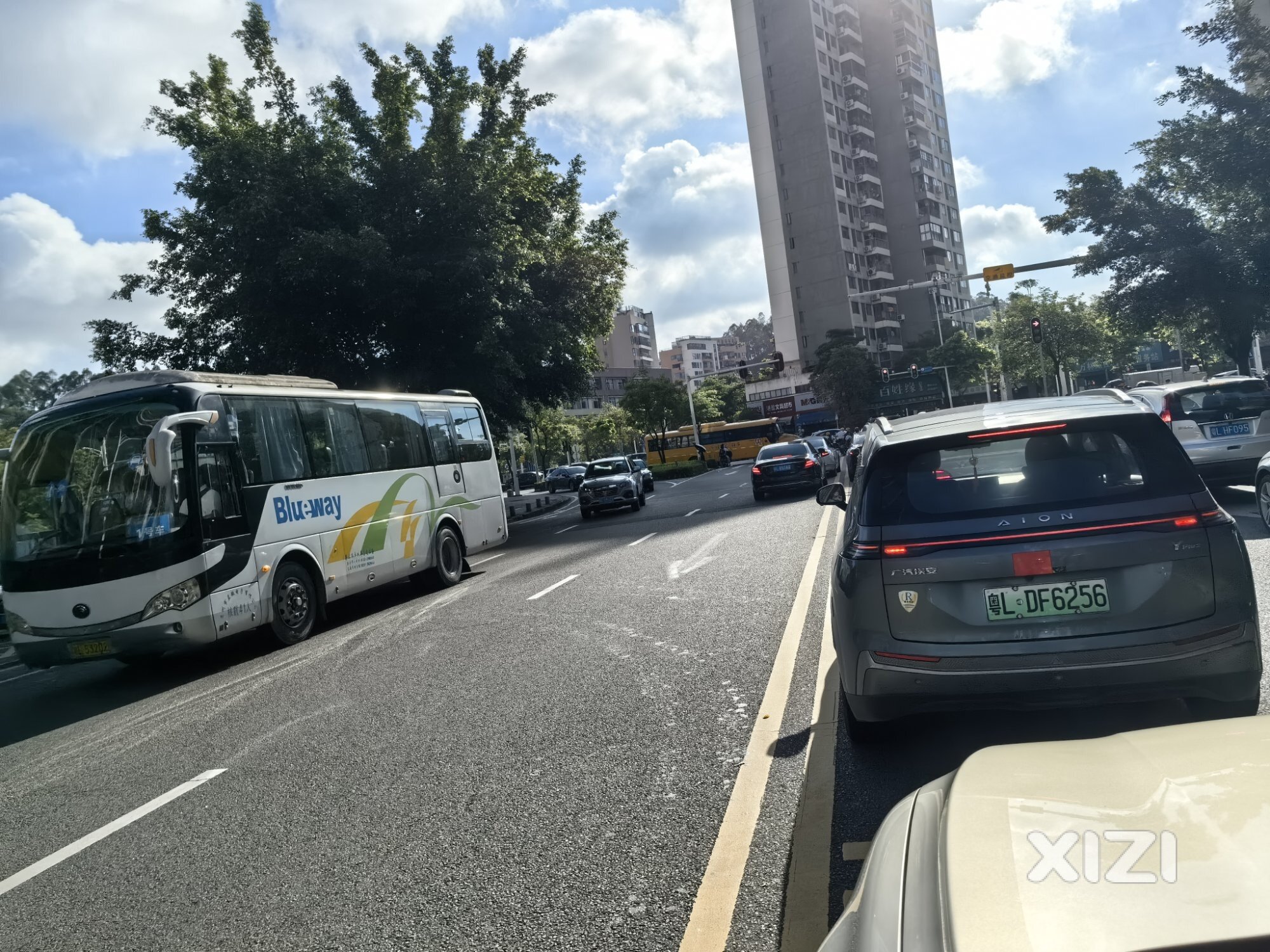 每天上班古塘坳大道不是违停就是逆行