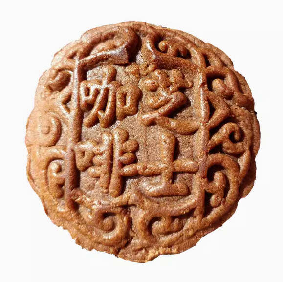 小孩把月饼藏在