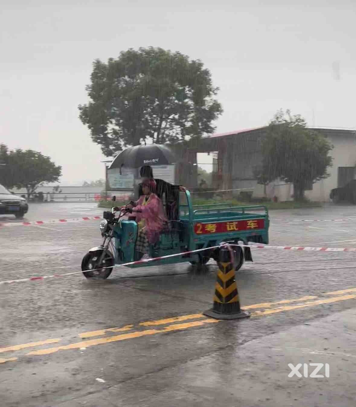 考一本摩托车驾驶证 真不容易 狂风暴雨的