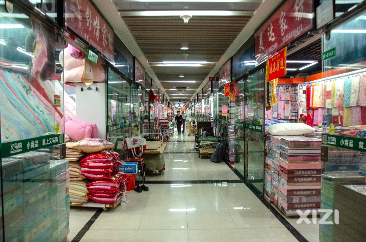 如果想做一下摆摊生意，是去本地义乌商品城进货好，还是去网上找货源好？