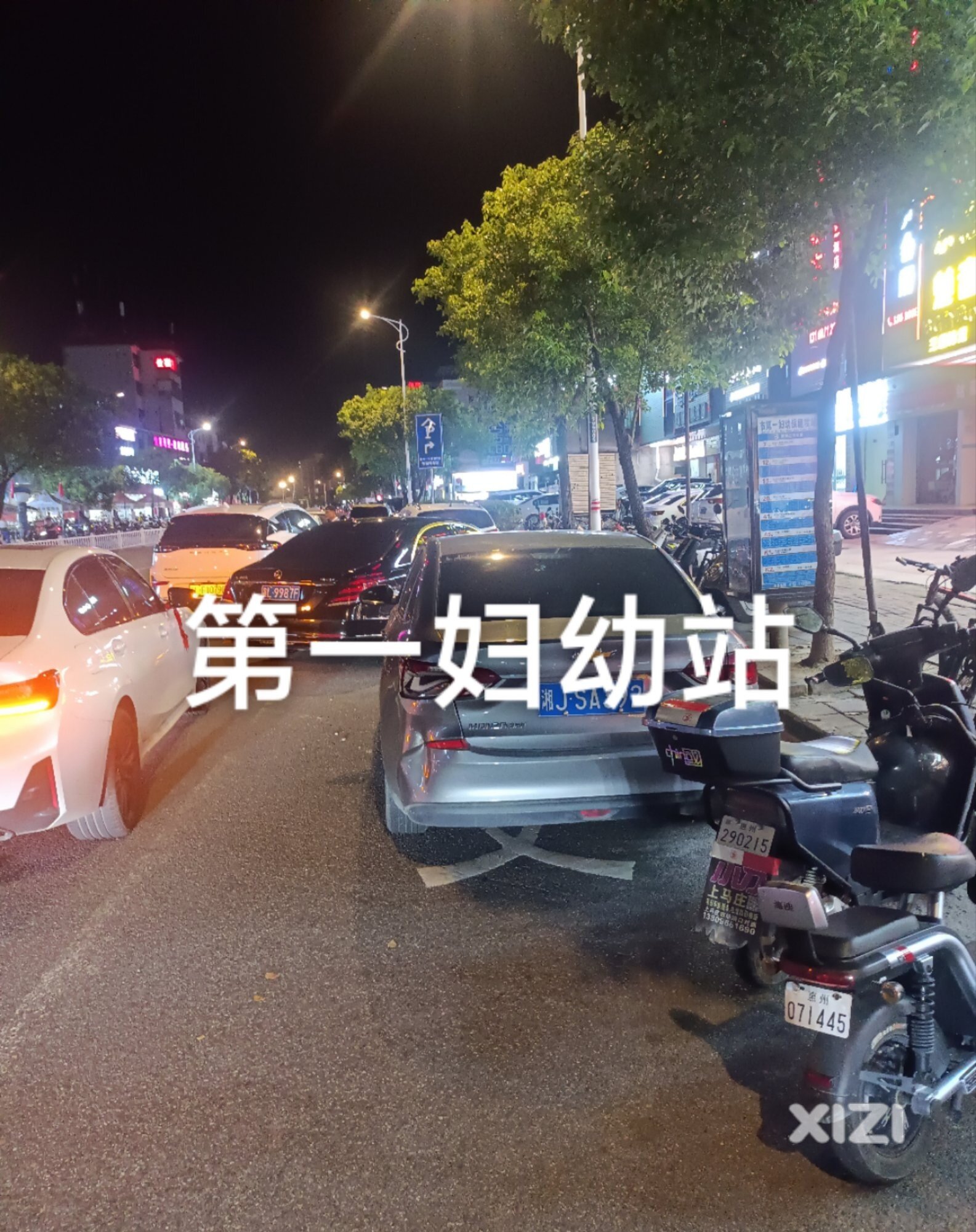 公交站台乱停放，乘客上下车心慌慌！