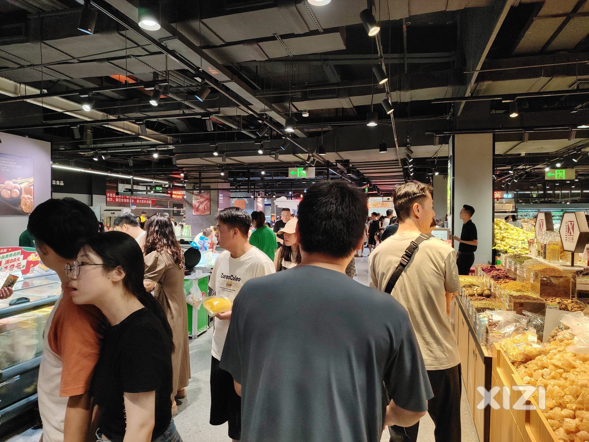 港惠永辉超市开业第二天，现场超级多人