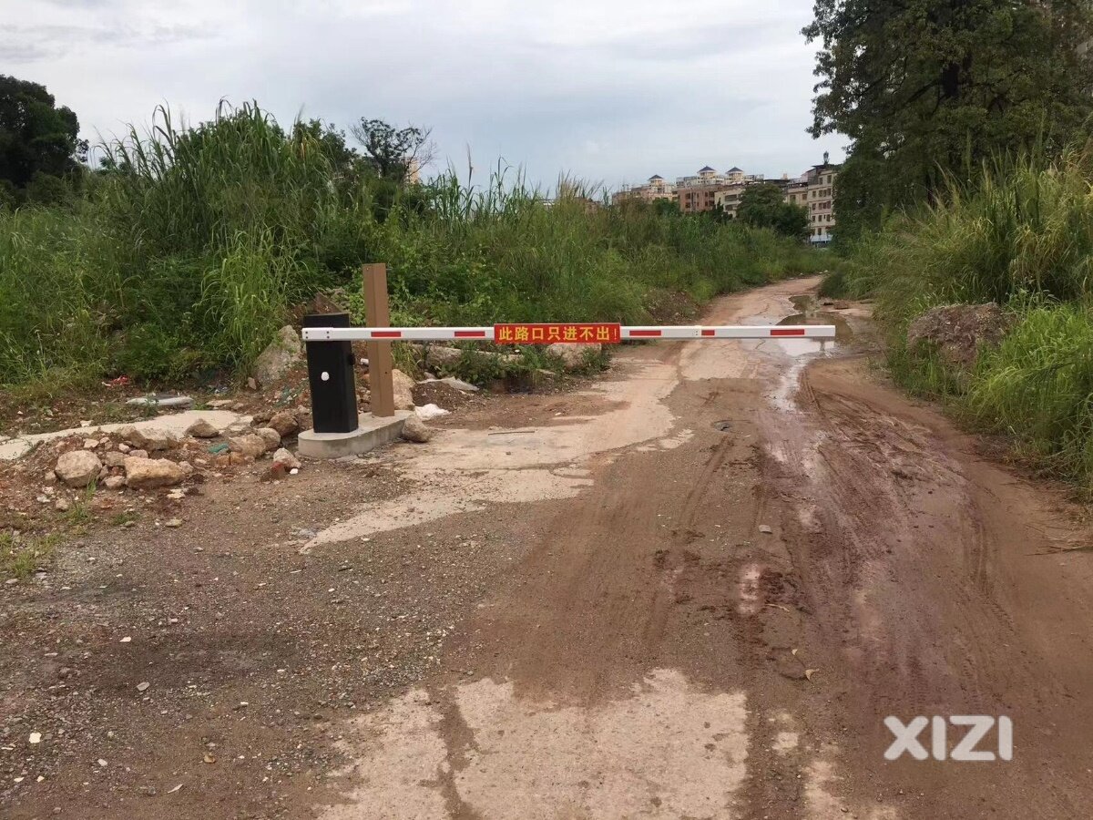 关于金湖北路被停车场装门禁的问题反馈。至城市管理行政执法局。