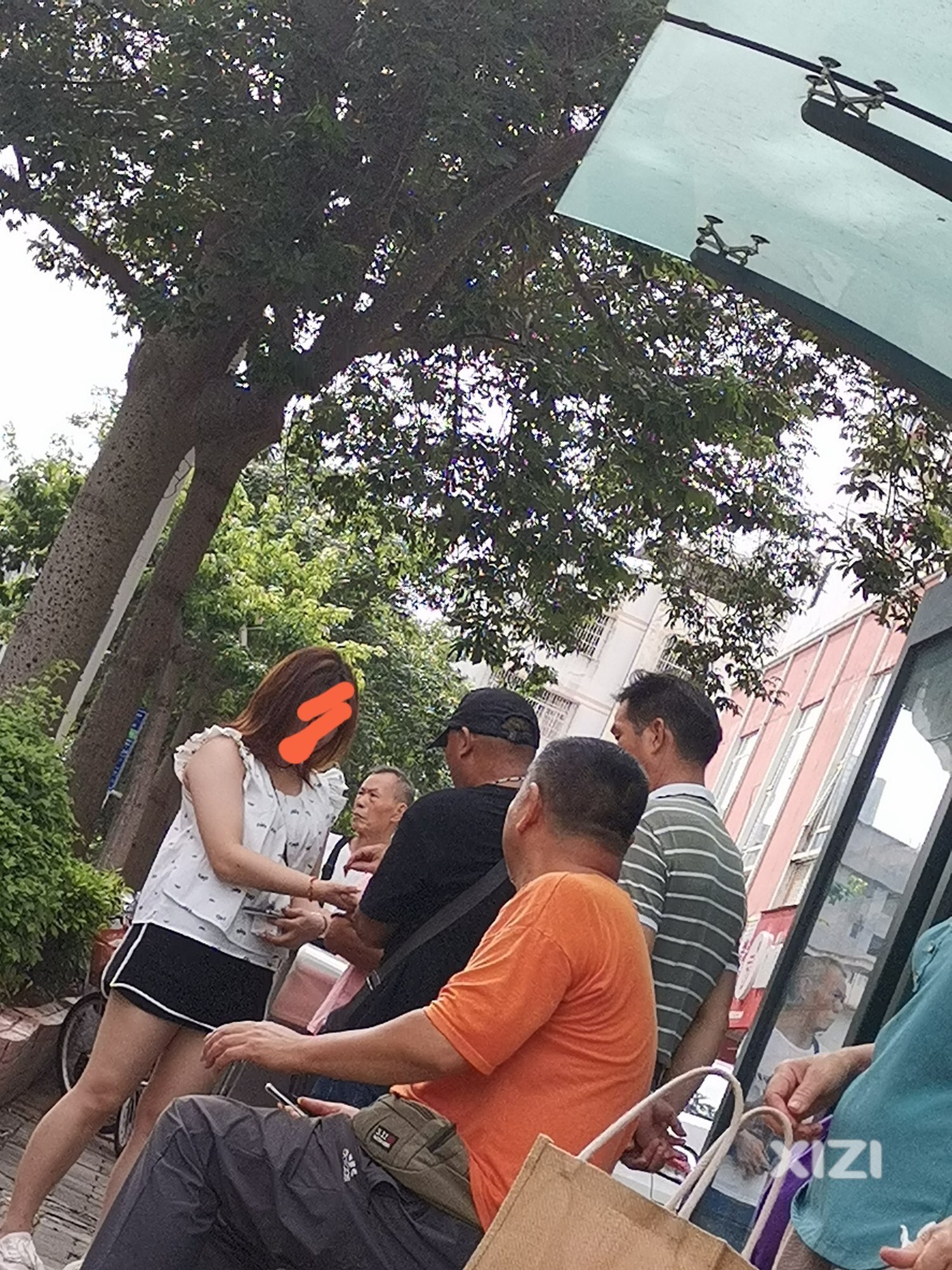 小心以看手相为名讹你