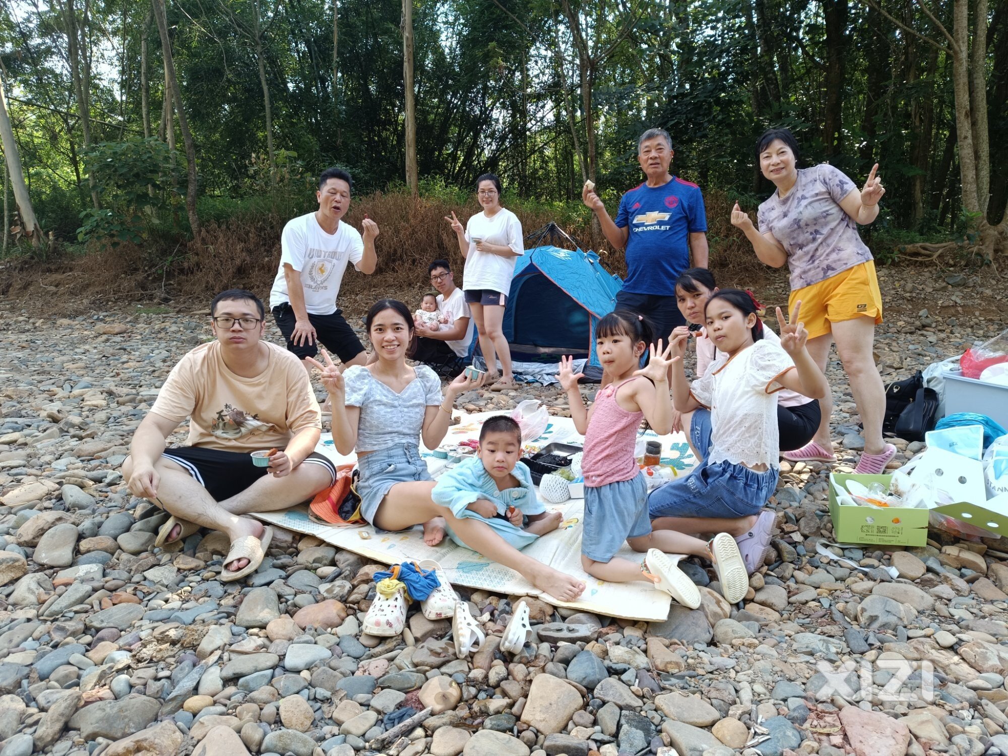 蓝坪村小溪的欢乐时光