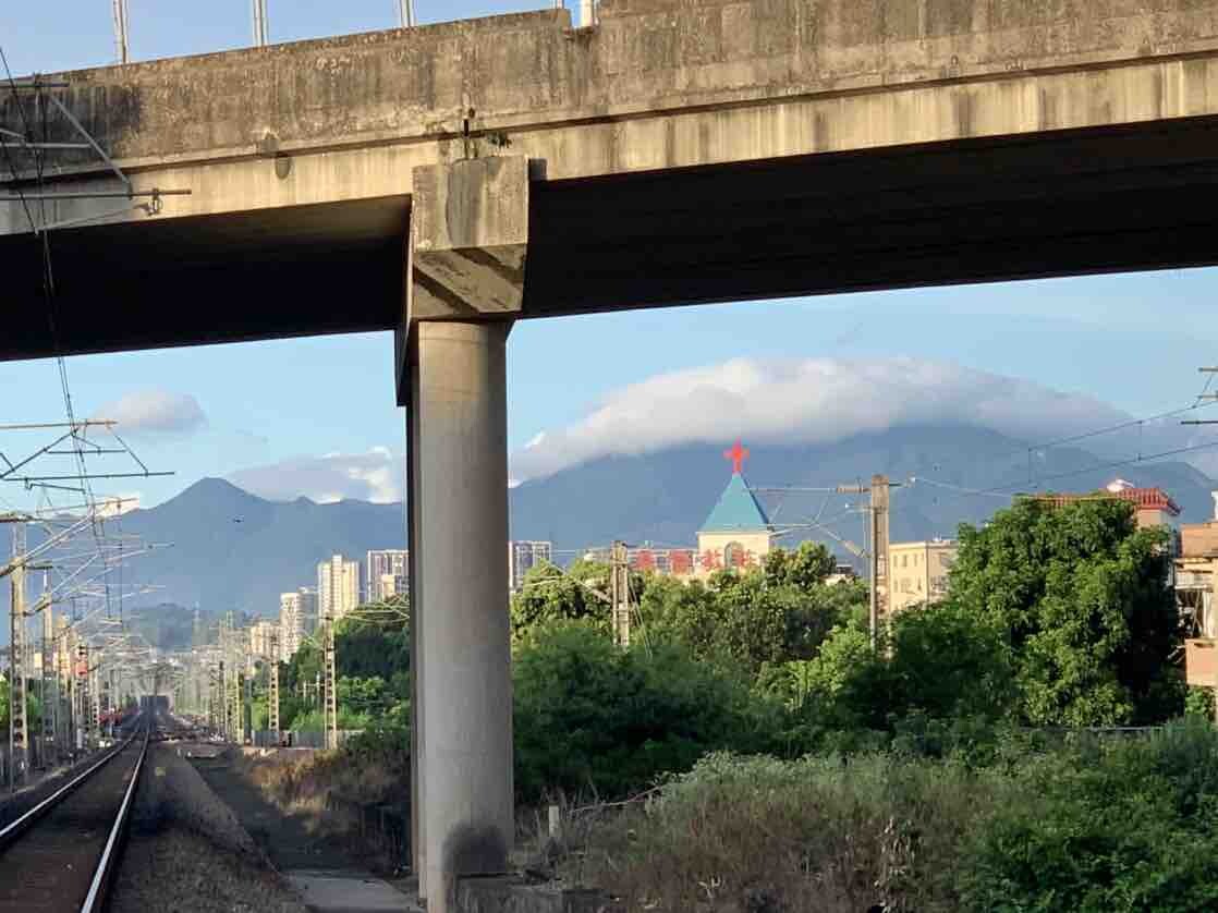 今天的山真漂亮，远远