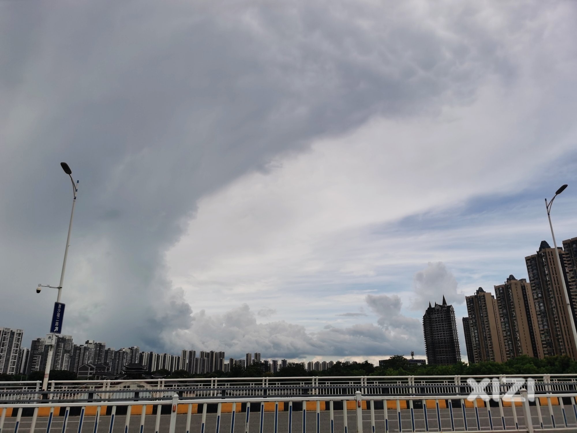 终于要下雨了，热死了