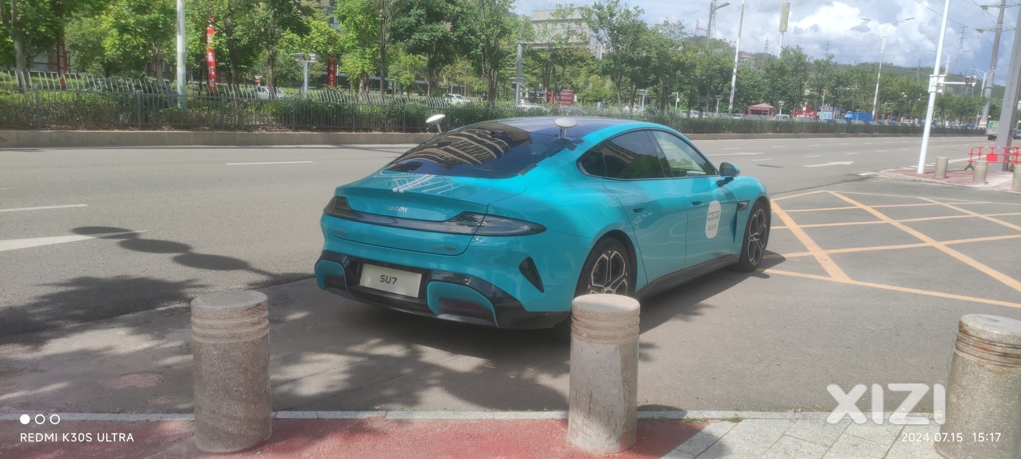 仲恺小区楼下停了辆小米SU7