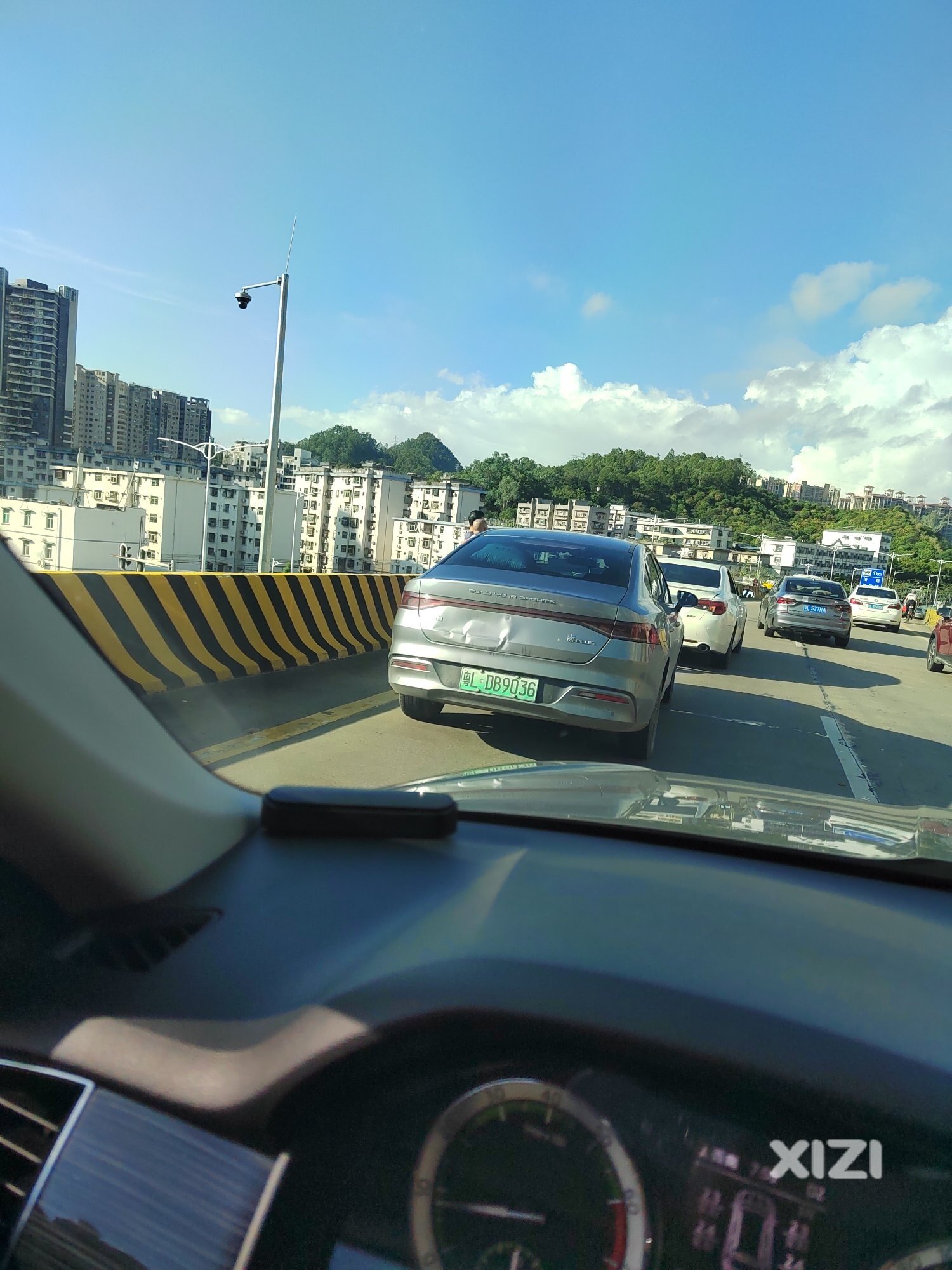 金迪立交桥上两车追尾