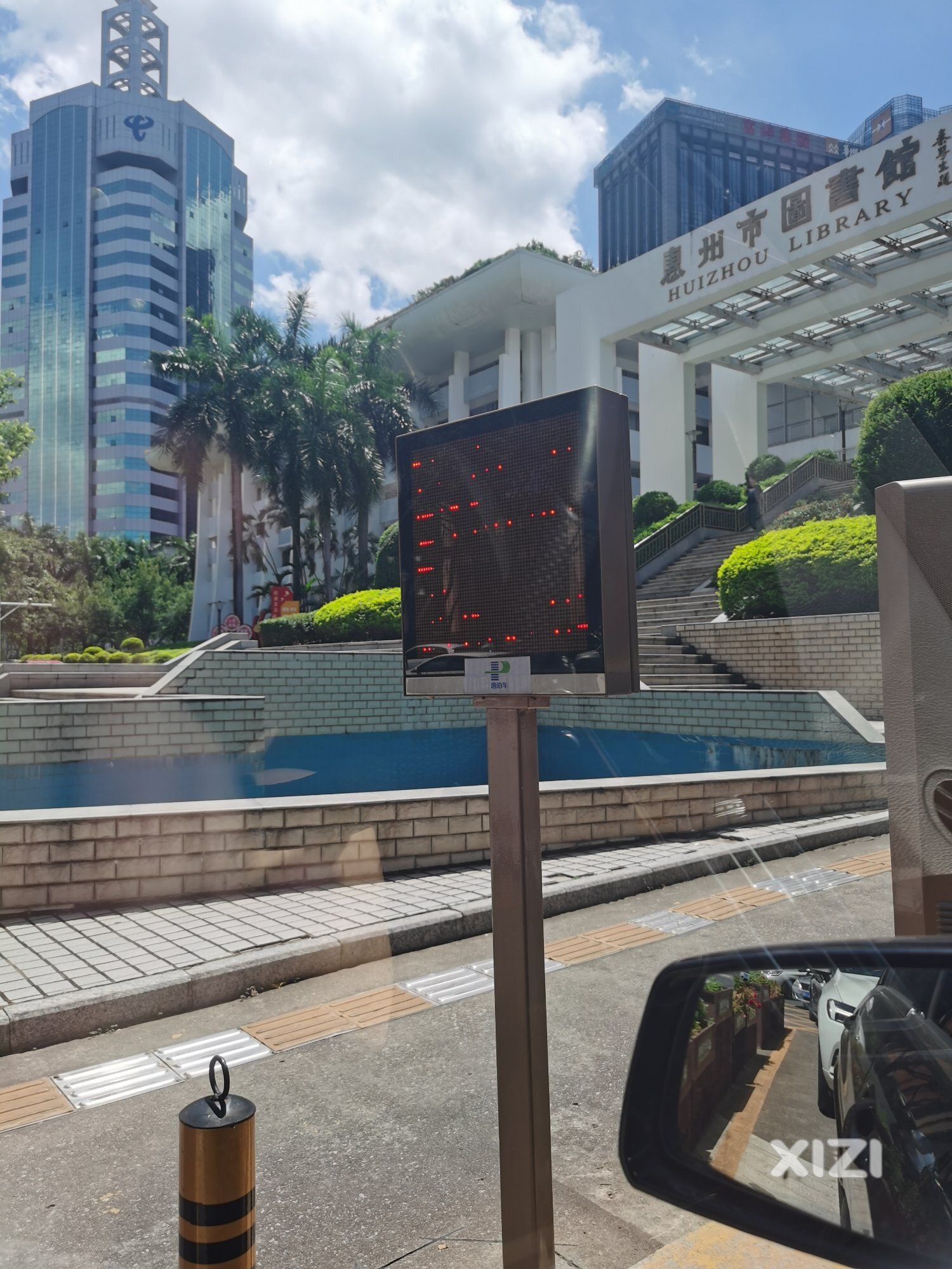 图书馆停车难问题希望引起ZF重视