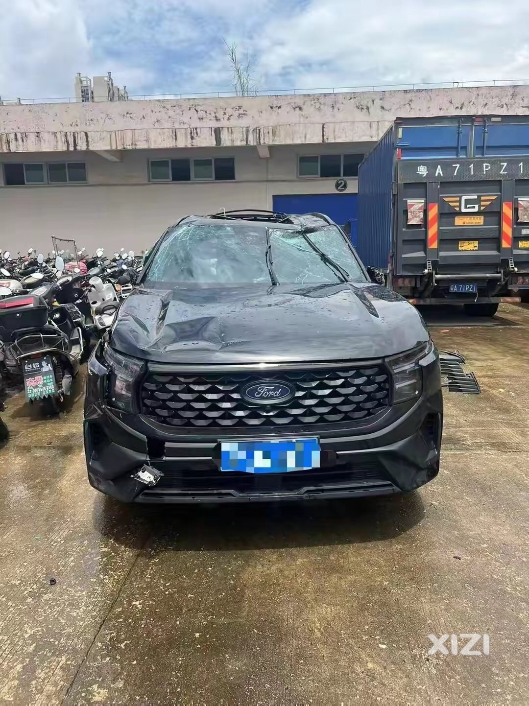 事发博罗，福特锐界L遭冲撞后连翻三圈全景天窗脱落