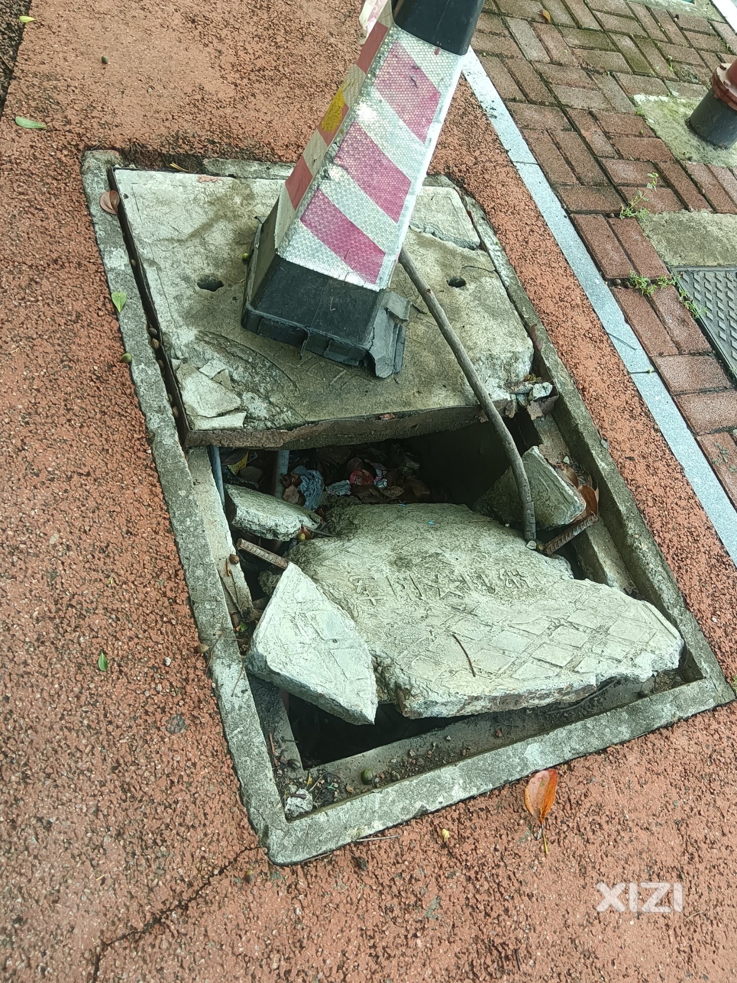 马路水泥盖裂开，张嘴