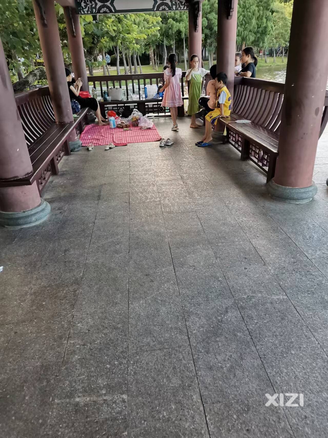 丰渚园里可以铺垫露餐