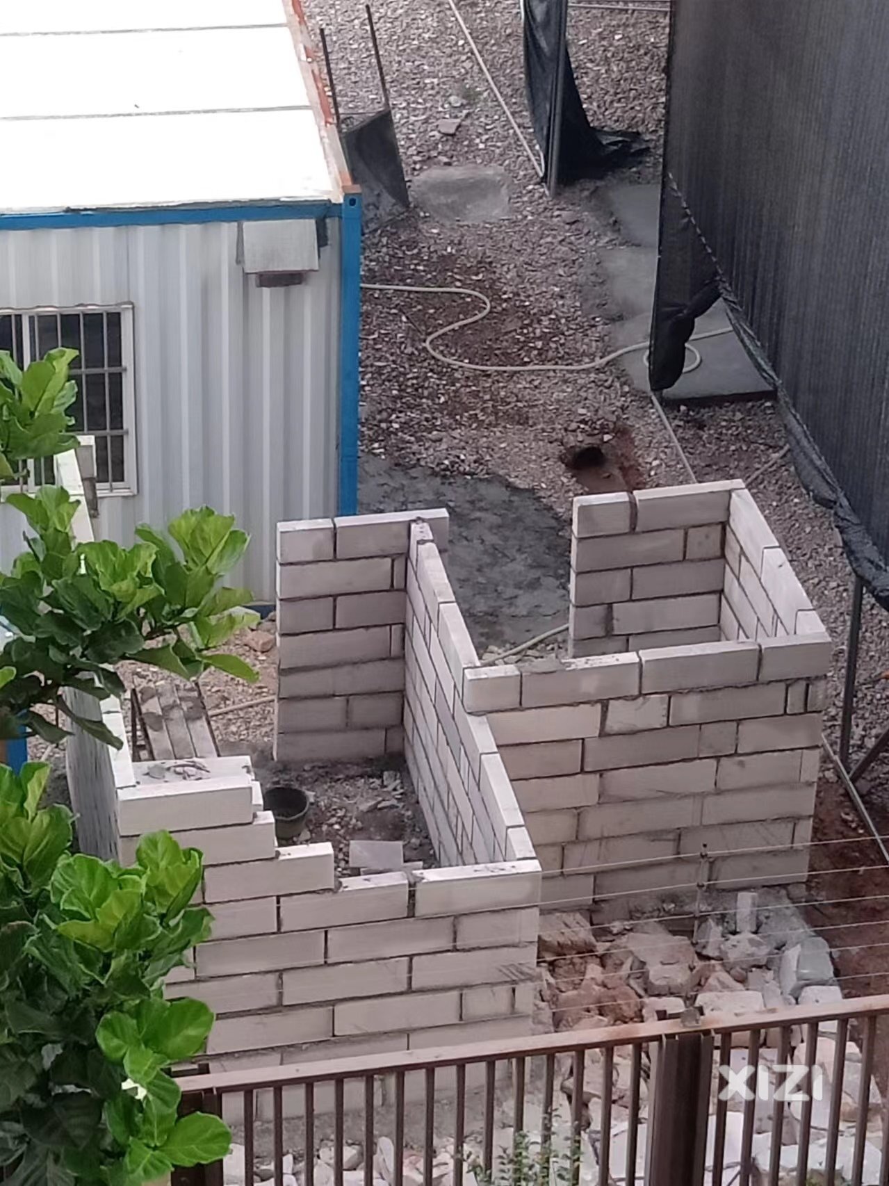 @水口街道办，鹿江北岸，绿化带出租违规搭建大棚，何时拆除？