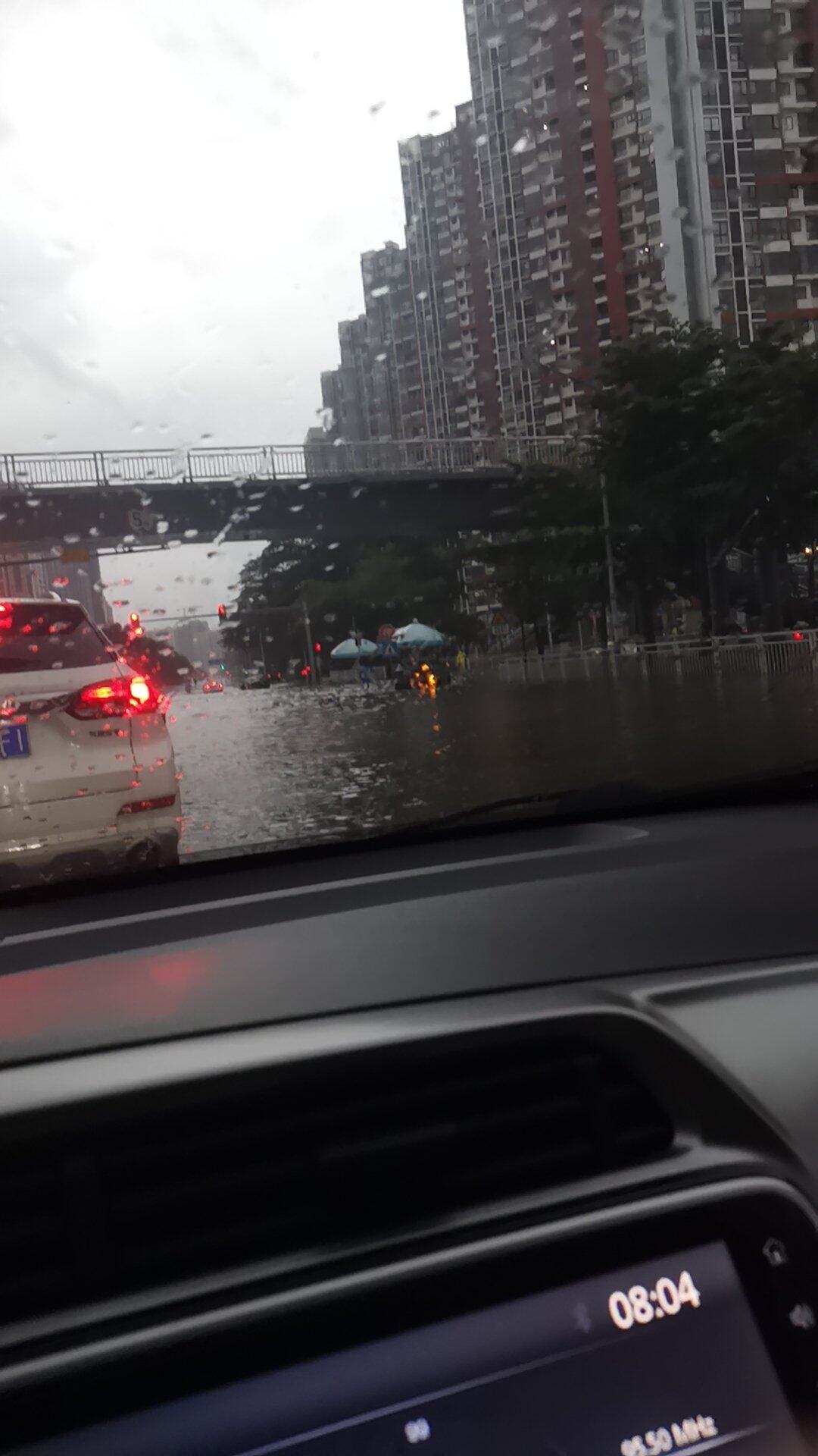 大亚湾西区一小门口积水深