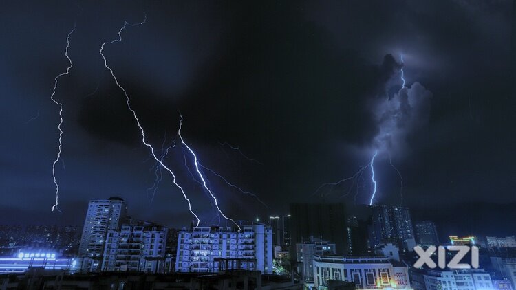 久违的电闪雷鸣
