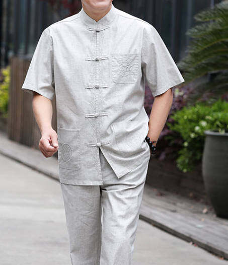 中年男人，衣服的颜色