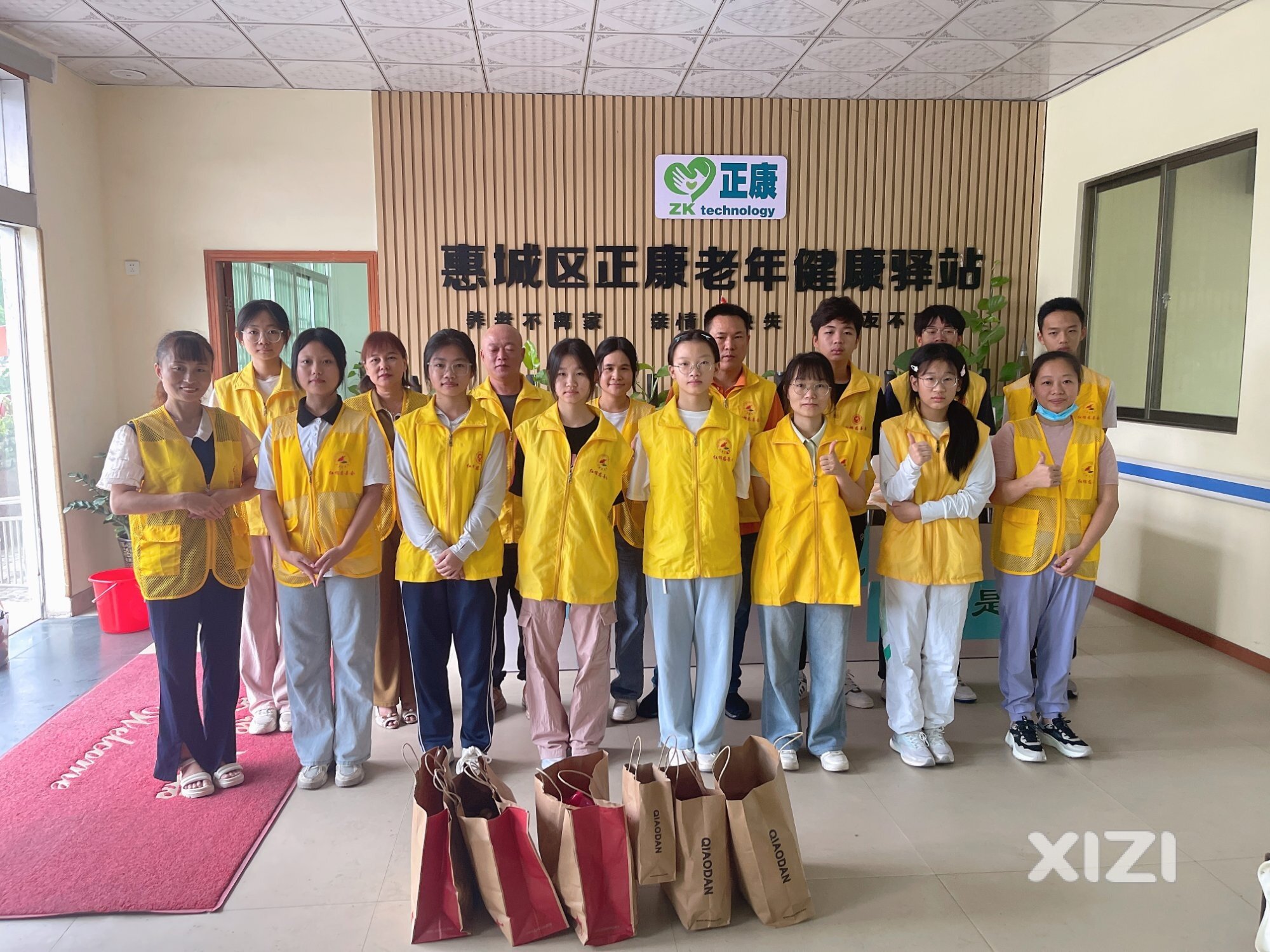 敬老公益行：风雨无阻的爱心传递