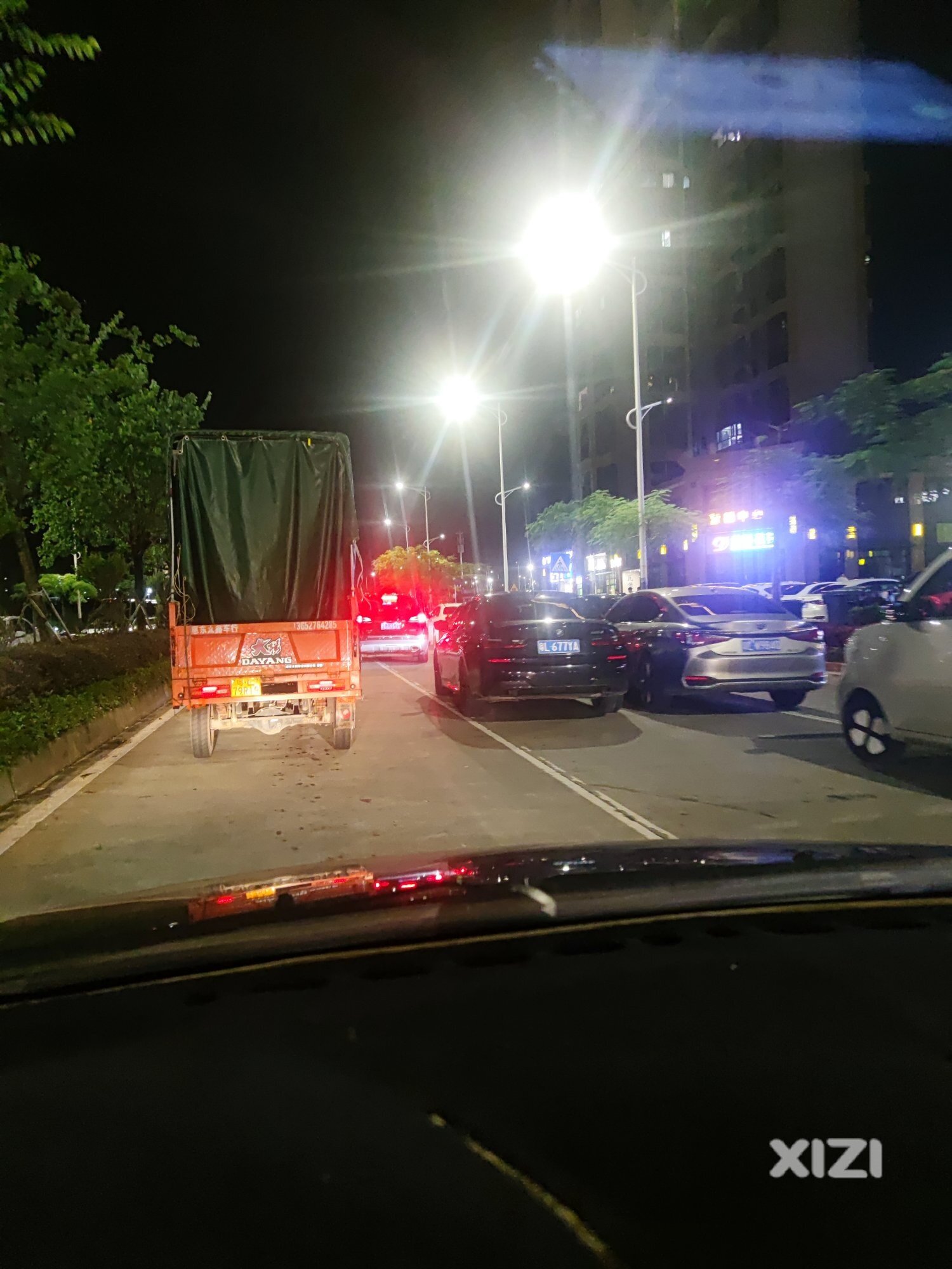 西枝江中学云龙路晚上塞到只能一条车道走