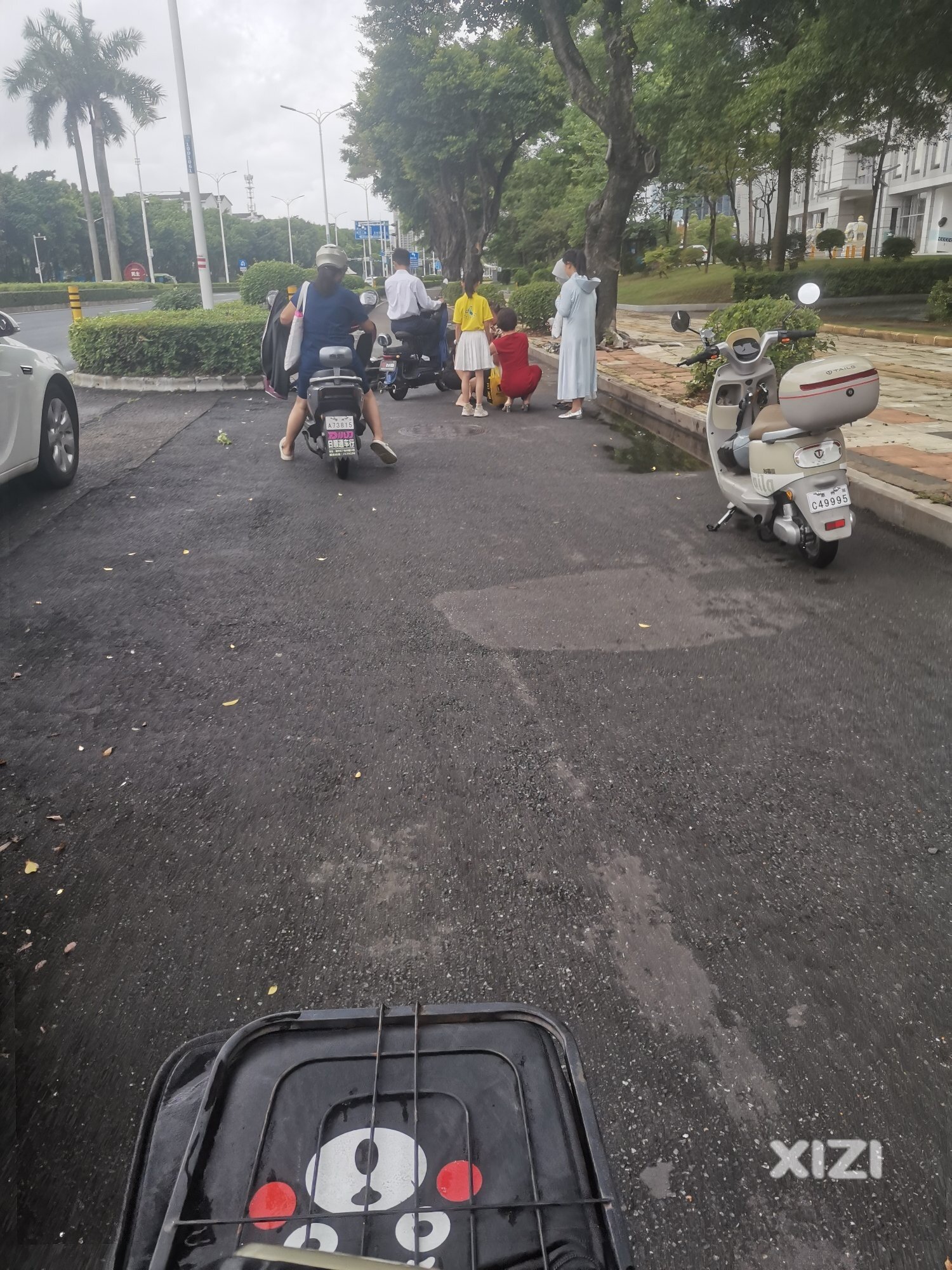 雨天路滑，小车滑倒了，小孩子哭得好伤心