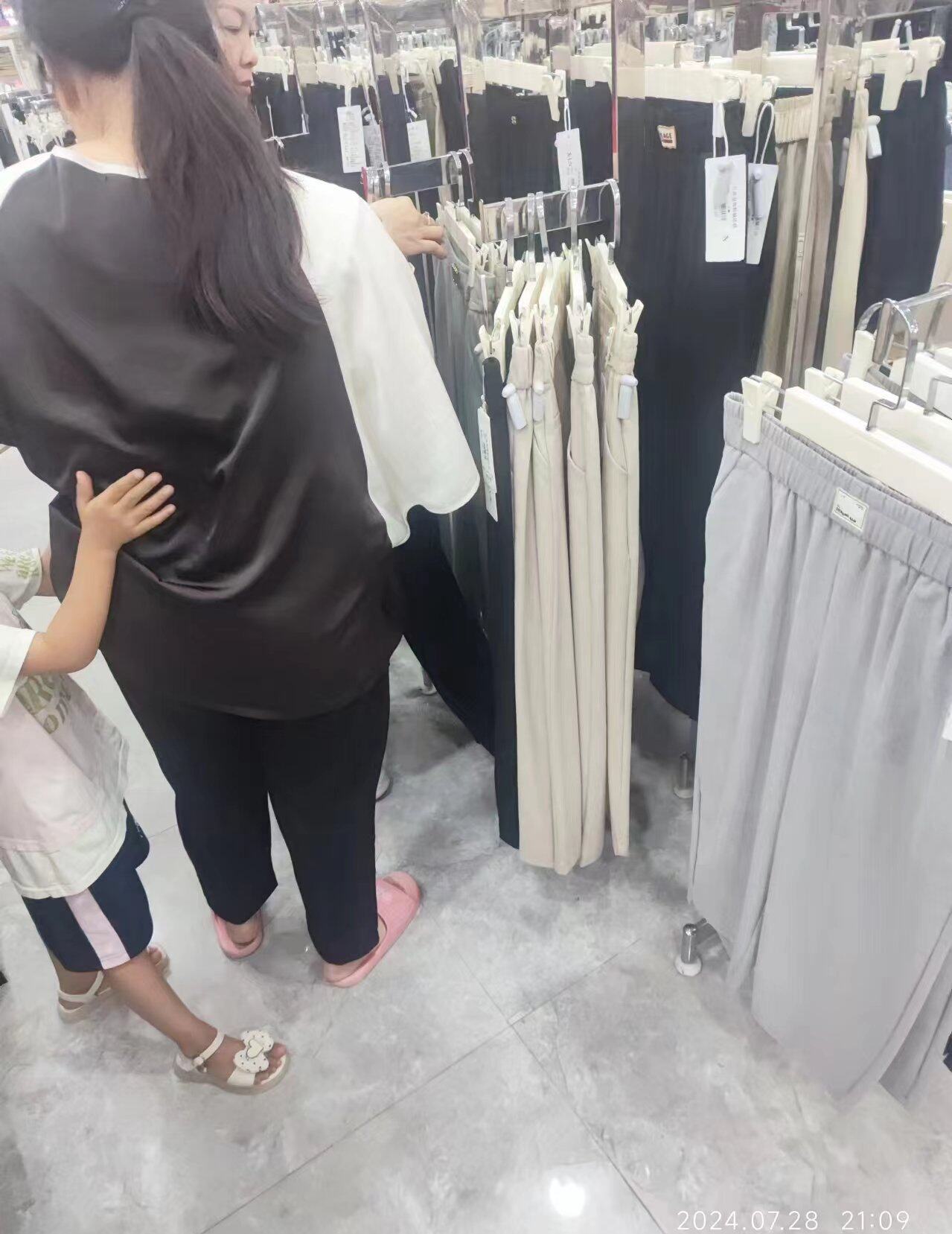 买衣服又花了一千多，厂里上班好难挣钱哦。