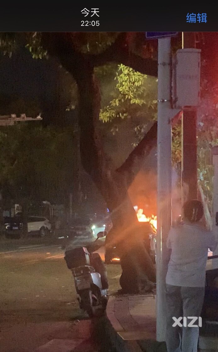 河南岸公园附近，一黑色车辆着火，现场警察封锁