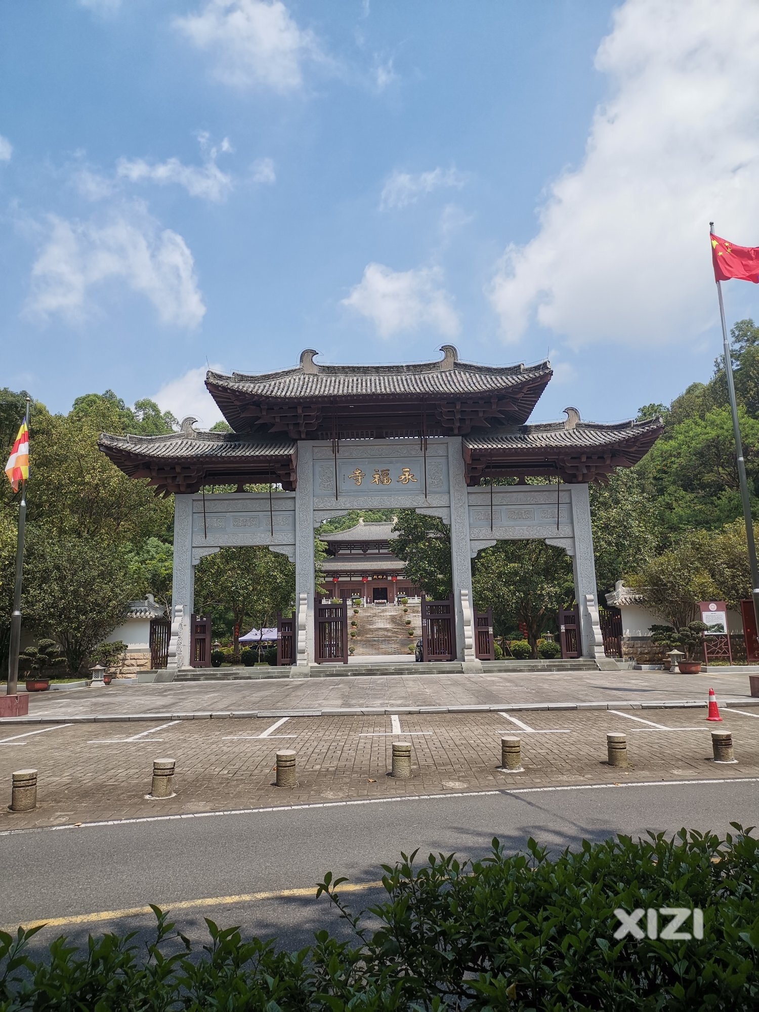山峦环抱永福寺大雄殿