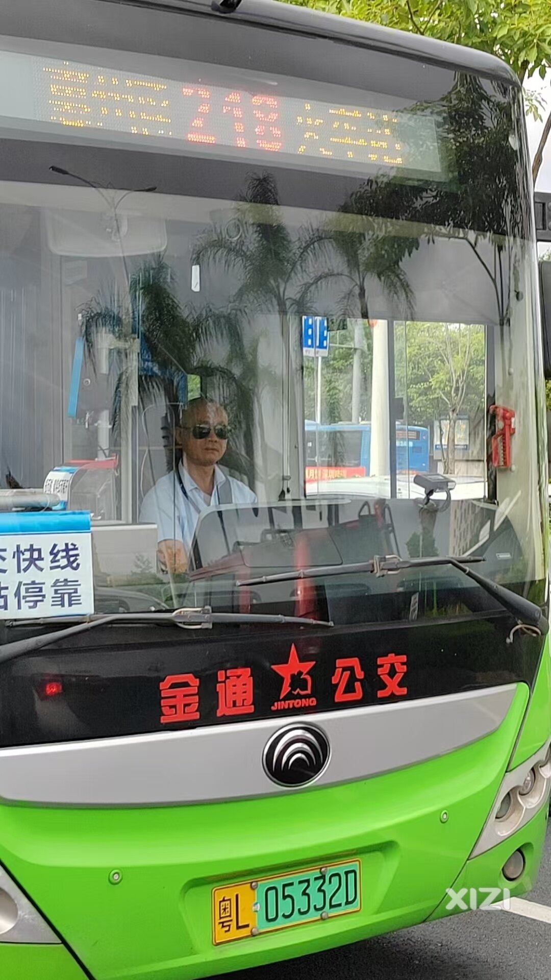 公交车恶意变道，希望有关部门能够重视