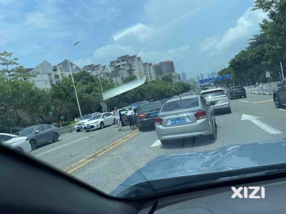 下东平隧道有车撞到对面车道三台车