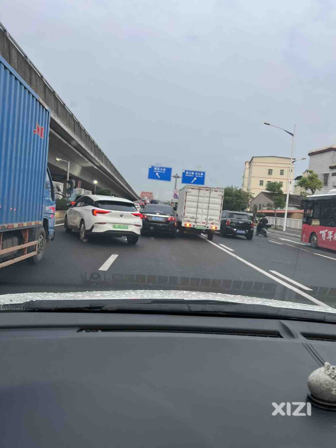 拥堵，事故频发，电动
