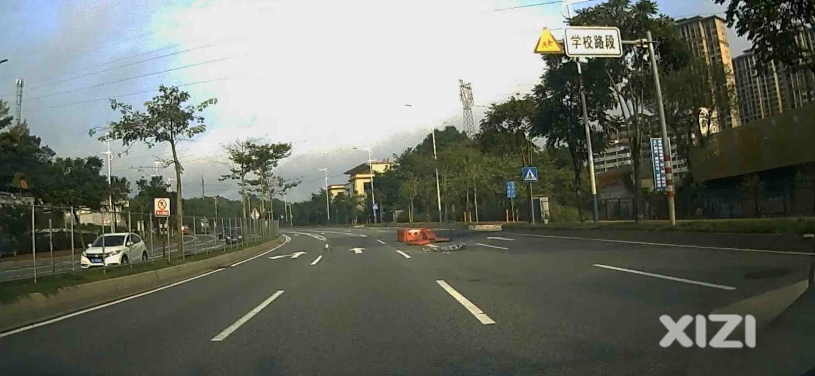 这块铁板扁成这样子，