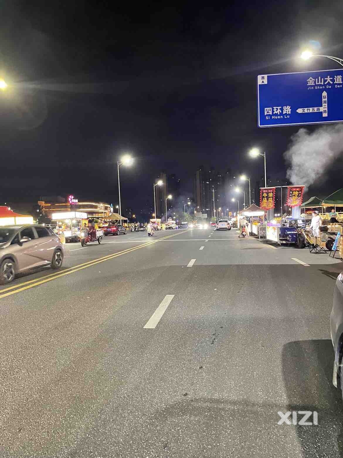 山姆后面的摆摊越来越