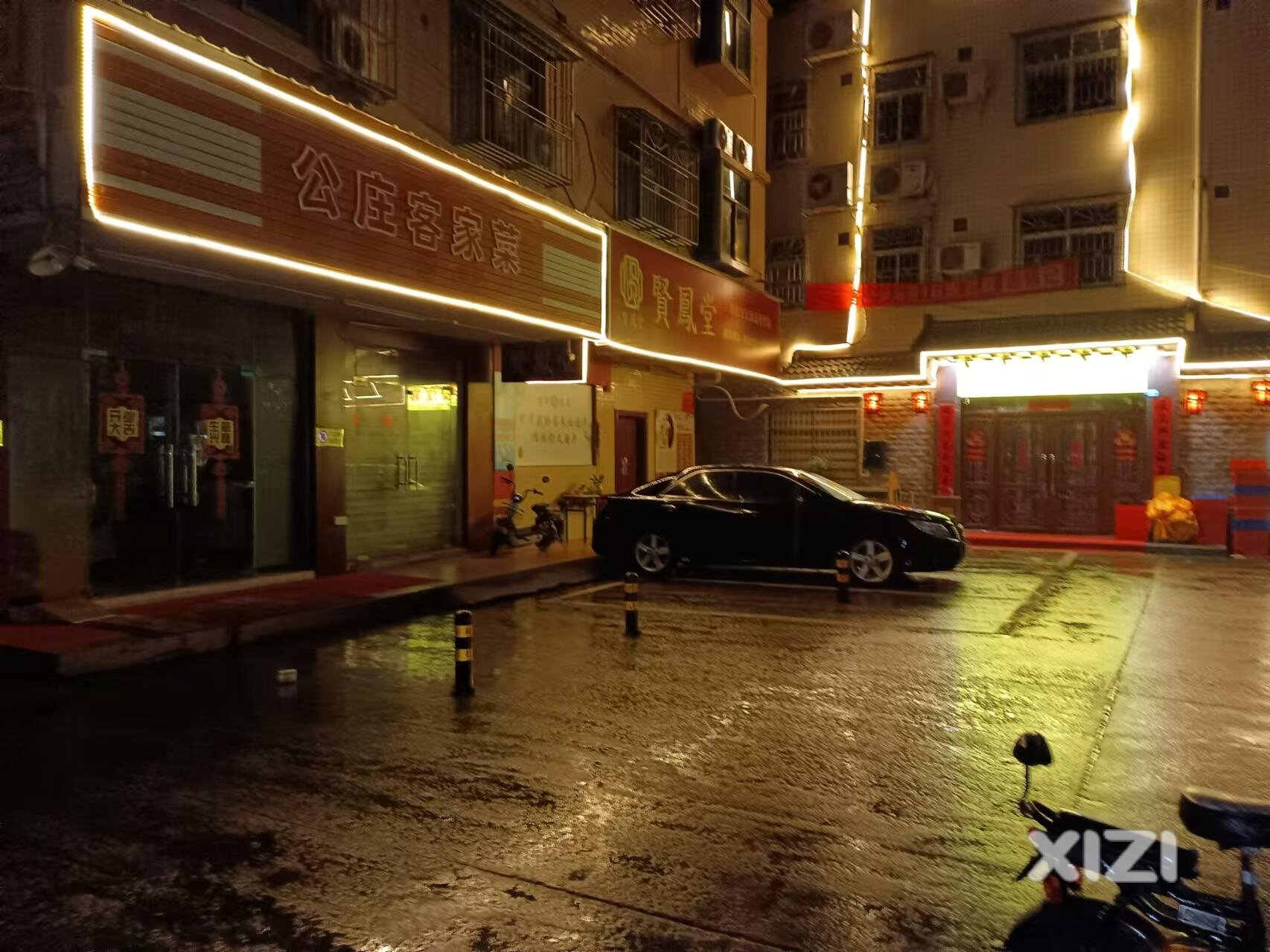 河南岸小区内私设停车桩