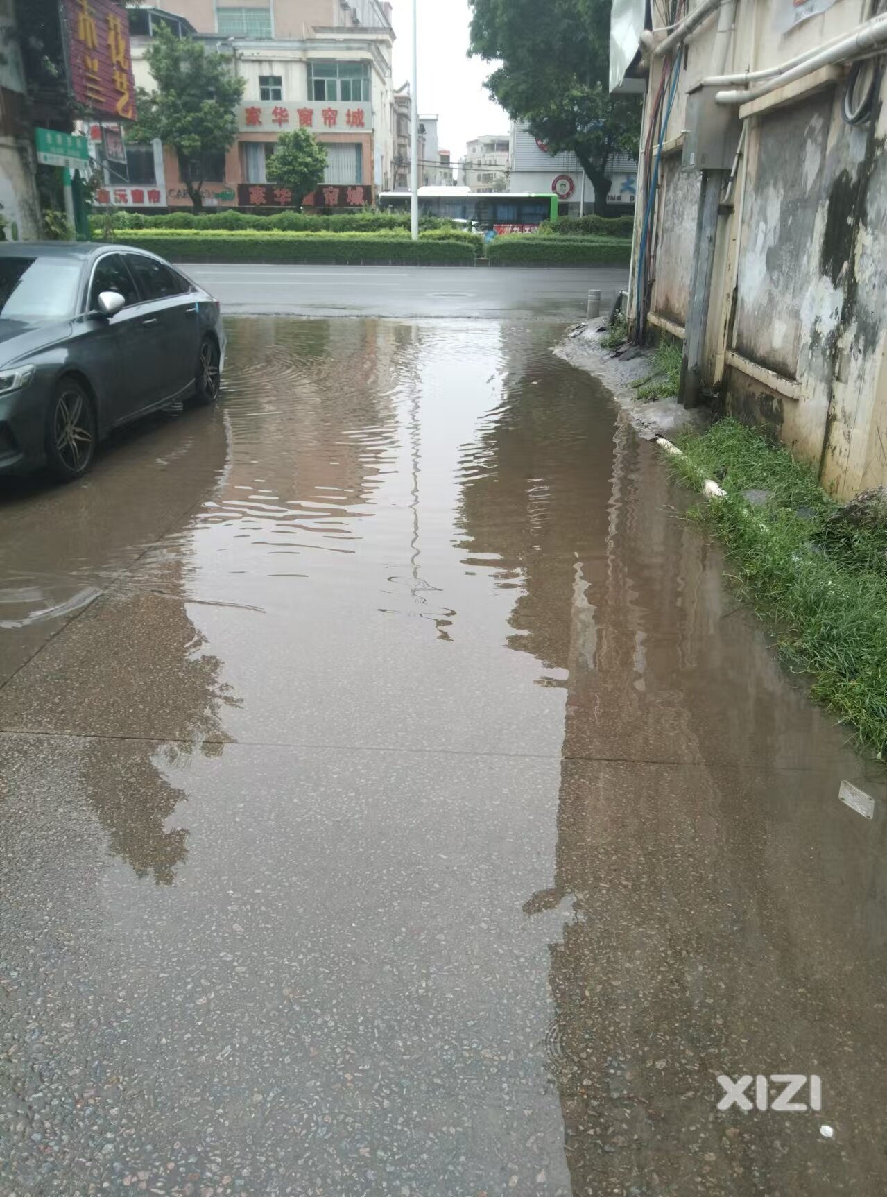 逢下雨常年积水车辆乱停乱放